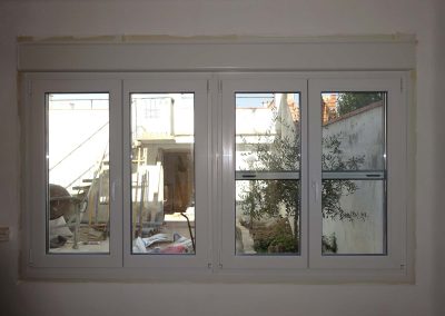 2 ventana abatible con persiana color blanco