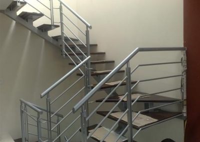 baranda-y-escalera-de-hierro-simple-acceso-oficinas-de-nave-industrial