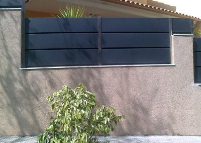 berja-de-chapa-de-hierro-con-pilastras-de-acero-inoxidable-brillo2