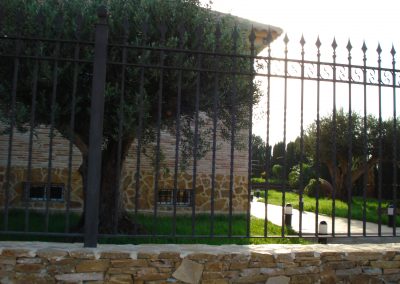 berja-de-hierro-con-flechas-y-decoraciones-parte-superior