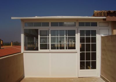 cerramiento color blanco ventanas y puerta