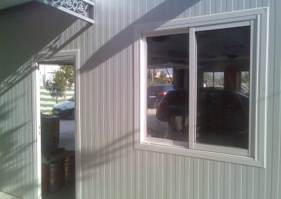 cerramiento-de-cocheras-con-aluminio-y-panel-sandwich