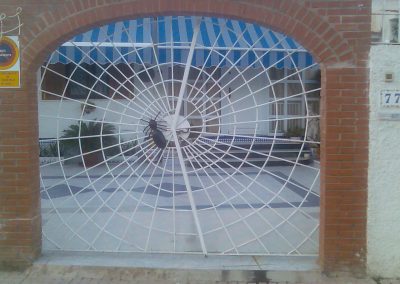 puerta-abatible-de-doble-hoja-con-decoracion-propia-acceso-vehiculos