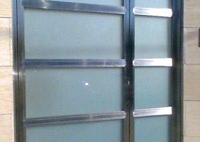 puerta-con-fijo-de-acero-inoxidable-brillo-co-cristal-opaco-acceso-peatonal
