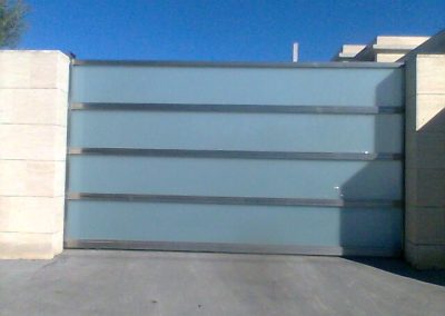 puerta-corredera-de-acero-inoxidable-brillo-con-cristal-opaco-acceso-de-vehiculos