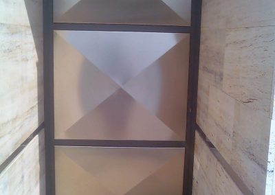 puerta-de-forja-con-chapa-pico-de-diamante-de-acero-inoxidable-satinado-acceso-peatonal