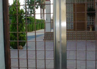 puerta-de-hierro-con-acero-inoxidable-satinado-de-cuadrados