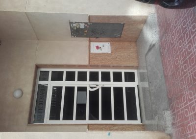 puerta entrada edificio piastras horizontal color blanco