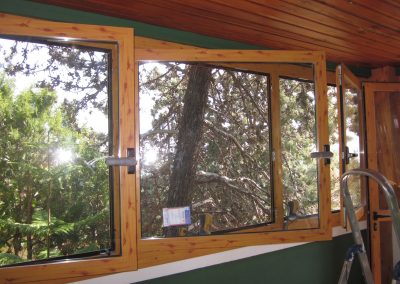 ventana abatible color pino