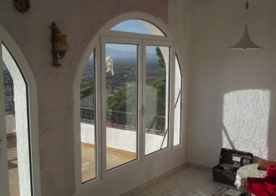 ventana abatible con curva color blanco