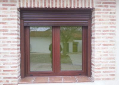 ventana abatible con persiana color marron