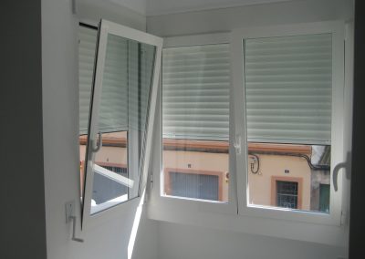 ventana abatible oscilo con persiana color blanco